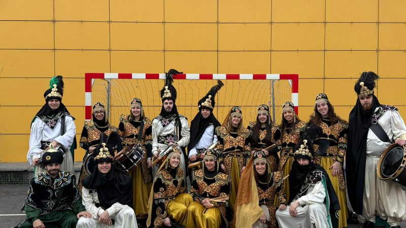 Las bandas cofrades pusieron ritmo y alegría a las cabalgatas de Reyes en Asturias