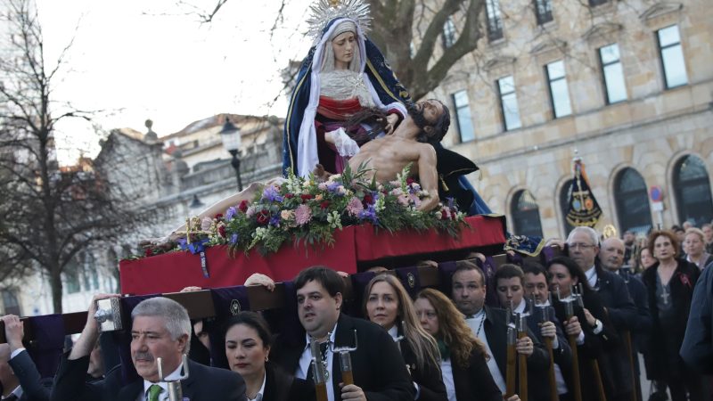 La Vera Cruz de Gijón traslada a Nuestra Señora de la Piedad en una multitudinaria jornada de fe
