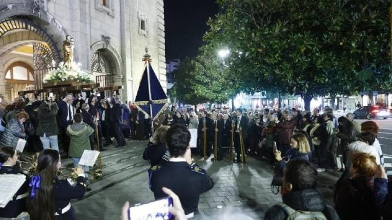 Gijón se vuelca con San José en una multitudinaria procesión cargada de fervor
