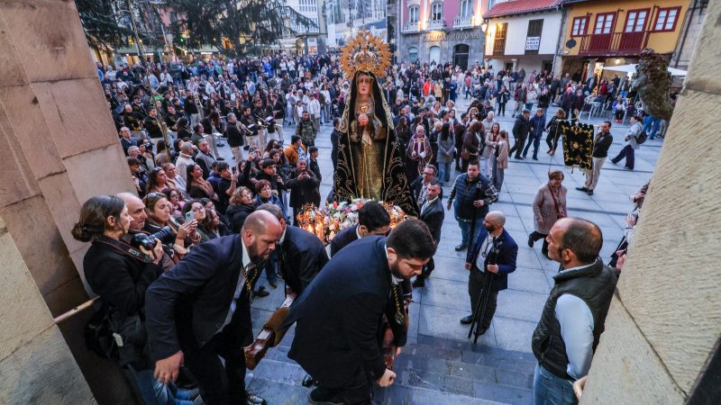 La Dolorosa recorre Avilés en un solemne traslado hasta San Nicolás de Bari