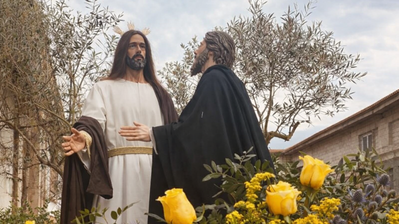 El "Beso de Judas" mantiene su pacto con el cielo: la procesión que nunca se moja en Avilés