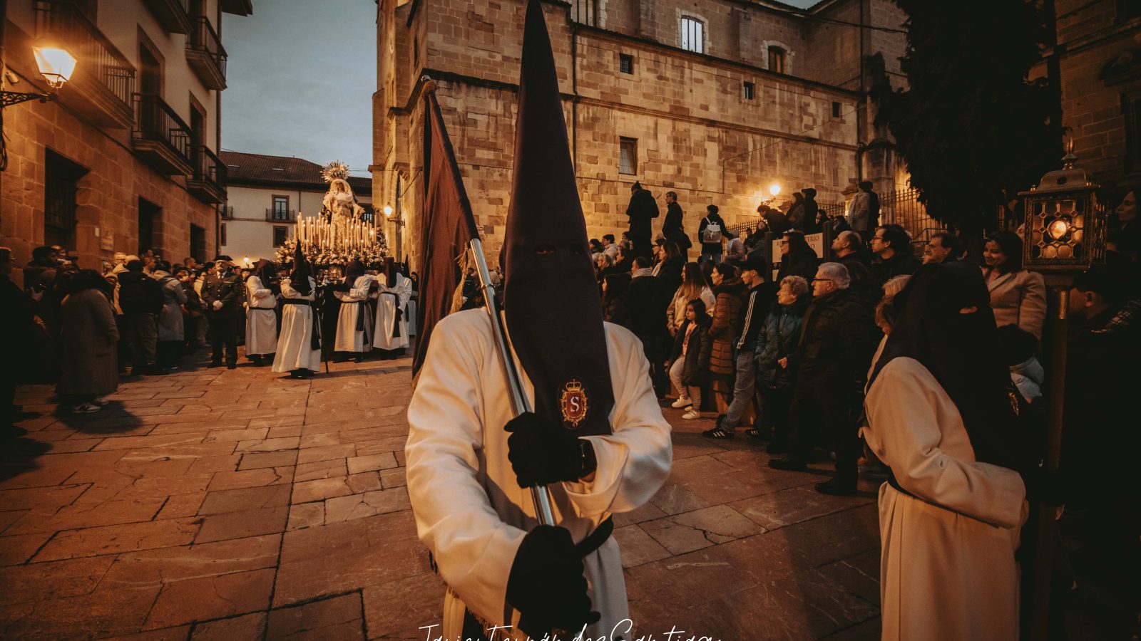El Oviedo Antiguo se rinde a la Cofradía del Silencio